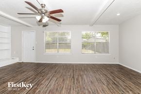 Spring house for rent - A room with a wooden floor and a ceiling fan.