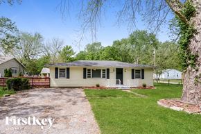 Arnold house for rent - A house with a gravel driveway in front of it.