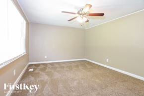 Arnold house for rent - A carpeted room with a ceiling fan and a window.
