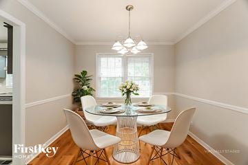 Helena house for rent - A dining room with a glass table and white chairs.