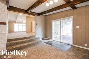 Gladstone house for rent - the living room and entryway to the home