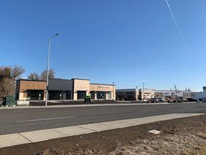 Yakima apartment for rent - A street view of a commercial area with a clear blue sky.