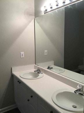 Atlanta house for rent - a bathroom with two sinks and a mirror
