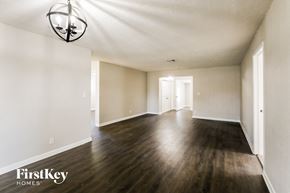 Hollywood house for rent - an empty living room with white walls and wood floors