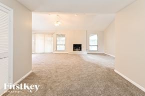 Spring house for rent - A spacious room with a fireplace and a window.