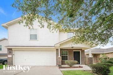 Hockley house for rent - a white house with a driveway and a tree