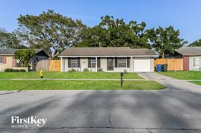 Largo house for rent - A house with a driveway in front of it.