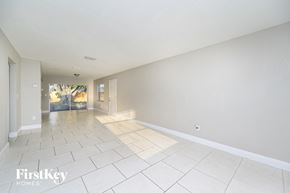 Largo house for rent - A spacious room with white walls and floor tiles.