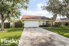 Eustis house for rent - A house with a driveway in front of it.
