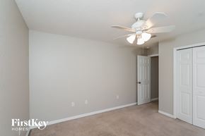 Lakeland house for rent - a bedroom with a ceiling fan and a door to a closet