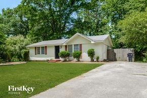 Adamsville house for rent - A house with a white front yard and a driveway.