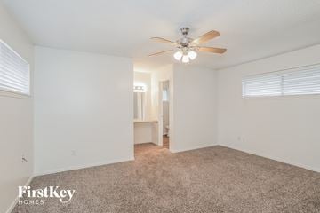 Oak Ridge North house for rent - a spacious living room with carpet and a ceiling fan
