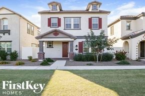 Mesa house for rent - a house with a lawn in front of it