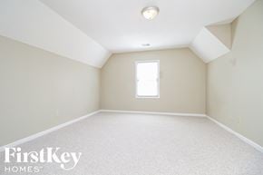 Memphis house for rent - a bedroom with white carpet and a window