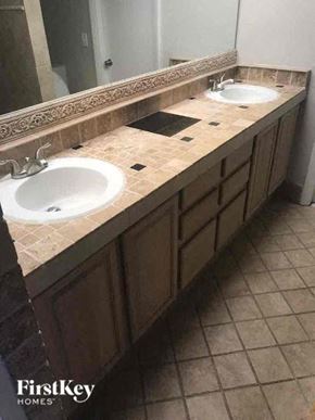 Naples house for rent - A bathroom with two sinks and a mirror.