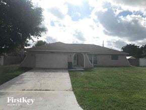 Naples house for rent - A house with a driveway in front of it.