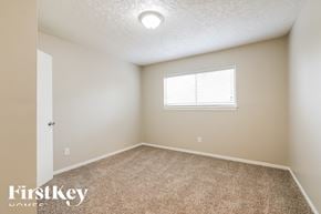 Oak Ridge North house for rent - the upstairs bedroom with carpet and a window