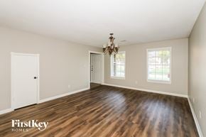 Spring house for rent - A room with wooden floors and a chandelier.