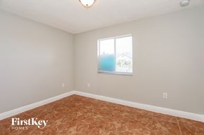Homestead house for rent - a bedroom with a window and a tiled floor