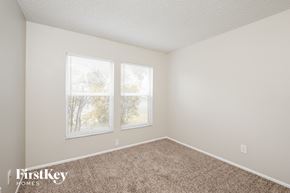Ocoee house for rent - a spacious room with carpet and two windows