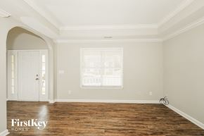 Helena house for rent - A room with wooden floors and a bicycle leaning against the wall.