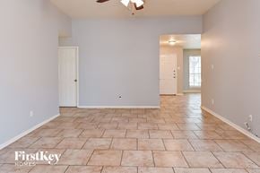 Spring house for rent - the living room is clean and ready to move in