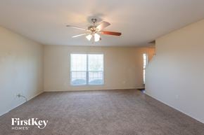 Lancaster house for rent - A room with a carpet floor and a ceiling fan.