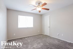 Houston house for rent - a bedroom with carpet and a ceiling fan
