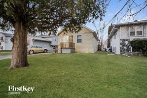 Zion house for rent - a house with a yard and a tree in front of it