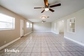Hollywood house for rent - an empty living room with a ceiling fan and a tiled floor
