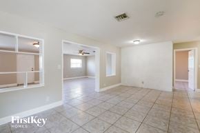 Hollywood house for rent - the living room and dining room are spacious with tile flooring and white walls