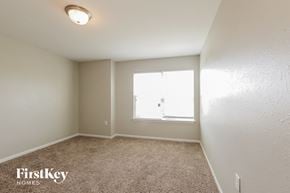 Dallas house for rent - a spacious bedroom with carpet and a window