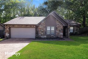 Lakeland house for rent - A house with a brown roof and a garage door.