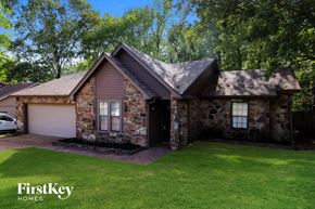 Lakeland house for rent - A house with a stone exterior and a garage door.