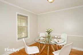 Memphis house for rent - A dining room with a glass table and white chairs.