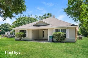 Saint Cloud house for rent - a white house with a lawn and trees