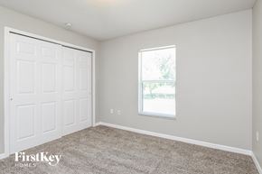 Saint Cloud house for rent - a bedroom with a white door and a window and carpet
