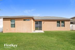 Kissimmee house for rent - front view of a house with green grass