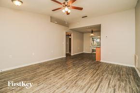 Mount Plymouth house for rent - the living room is clean and ready to move in