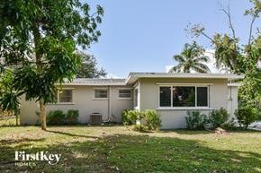 Fort Lauderdale house for rent - a small white house with a yard and trees