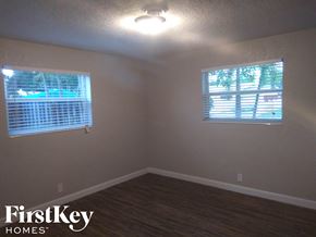 Fort Lauderdale house for rent - an empty room with a window and a light on the ceiling