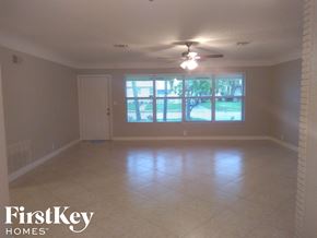Fort Lauderdale house for rent - an empty living room with a ceiling fan and a window
