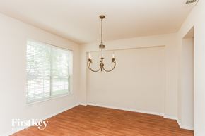 Mansfield house for rent - A room with a chandelier and a window with blinds.