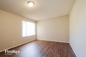 Phoenix house for rent - the spacious living room with hardwood flooring and a window