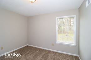 Memphis house for rent - a bedroom with carpet and a window