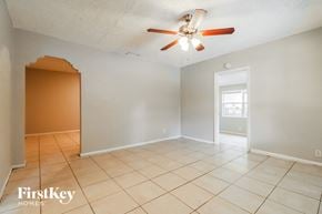 Tampa house for rent - the living room is clean and ready for you to use