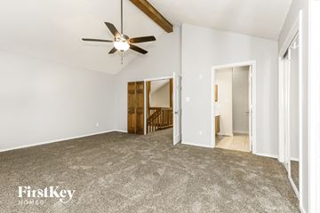Arlington house for rent - a living room with carpet and a ceiling fan