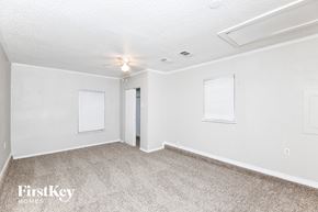 Garland house for rent - A room with a carpeted floor and a ceiling fan.