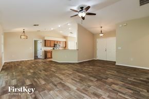 Lakeland house for rent - A spacious room with wooden flooring and a ceiling fan.