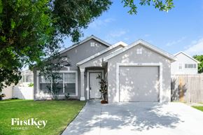 Davenport house for rent - a gray house with a white garage door and a lawn
